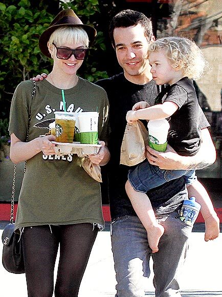 Sau hơn 2 năm chung sống và có một cậu con trai, vợ chồng Ashlee Simpson và Pete Wentz cũng quyết định chia tay nhau vào tháng 2 năm nay. Dù đã nỗ lực hàn gắn sau khi chia tay nhưng cuối cùng, cả Ashlee và Pete đều không trở về với nhau và tìm thấy tình yêu mới cho mình. Sau hơn 2 năm chung sống và có một cậu con trai, vợ chồng Ashlee Simpson và Pete Wentz cũng quyết định chia tay nhau vào tháng 2 năm nay. Dù đã nỗ lực hàn gắn sau khi chia tay nhưng cuối cùng, cả Ashlee và Pete đều không trở về với nhau và tìm thấy tình yêu mới cho mình.