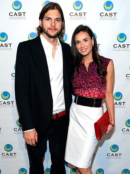 Ngay sau khi chuyện Ashton Kutcher bồ bịch bị tiết lộ, Demi Moore tổ chức một buổi đi cắm trại để hàn gắn lại những rạn nứt. Tuy nhiên, cuộc đi chơi này cũng không đem lại kết quả như mong muốn. Một tháng sau, Demi Moore quyết định bỏ chồng. Ngay sau khi chuyện Ashton Kutcher bồ bịch bị tiết lộ, Demi Moore tổ chức một buổi đi cắm trại để hàn gắn lại những rạn nứt. Tuy nhiên, cuộc đi chơi này cũng không đem lại kết quả như mong muốn. Một tháng sau, Demi Moore quyết định bỏ chồng.