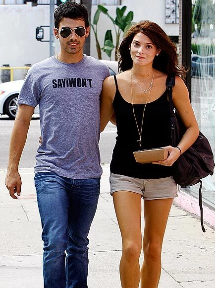 Vài tuần trước khi chia tay, Ashley Greene vẫn còn rất mặn nồng với Joe Jonas. Tuy nhiên, sau sinh nhật lần thứ 24 của Ashley một tháng, họ thông báo chia tay và không còn đi cùng nhau trong nhiều sự kiện nữa. Vài tuần trước khi chia tay, Ashley Greene vẫn còn rất mặn nồng với Joe Jonas. Tuy nhiên, sau sinh nhật lần thứ 24 của Ashley một tháng, họ thông báo chia tay và không còn đi cùng nhau trong nhiều sự kiện nữa.