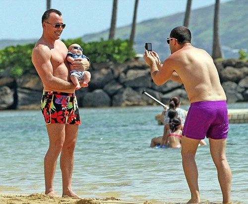 Zachary sành điệu khi đi tắm biển ở Hawaii cùng David Furnish. Zachary sành điệu khi đi tắm biển ở Hawaii cùng David Furnish.