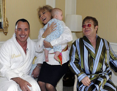 MC Barbara Walters ghé thăm tổ ấm của David và Elton John ở Manhattan. MC Barbara Walters ghé thăm tổ ấm của David và Elton John ở Manhattan.