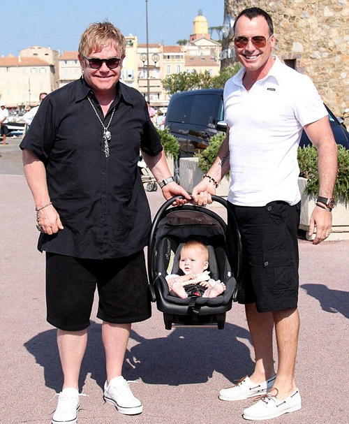Elton và David đưa Zachary đi tắm nắng ở biển St. Tropez. Elton và David đưa Zachary đi tắm nắng ở biển St. Tropez.