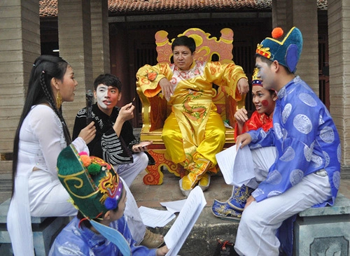 NSƯT Chí Trung và các diễn viên khác trong tiểu phẩm "Điệp viên hài du ký". NSƯT Chí Trung và các diễn viên khác trong tiểu phẩm "Điệp viên hài du ký".
