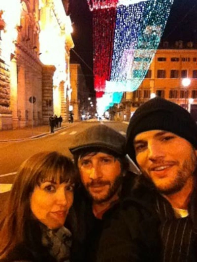 Ashton Kutcher khoe ảnh đi chơi Giáng sinh cùng nhà viết kịch Lorene Scafaria. Ashton Kutcher khoe ảnh đi chơi Giáng sinh cùng nhà viết kịch Lorene Scafaria.