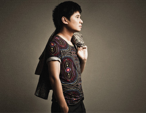 Tấn Minh thay đổi cả về phong cách âm nhạc lẫn hình ảnh ở album mới. Tấn Minh thay đổi cả về phong cách âm nhạc lẫn hình ảnh ở album mới.