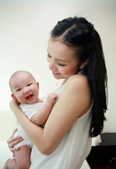 Con trai Hoa hậu Hoàn vũ 2008 giờ đã 16 tháng tuổi và chạy nhảy tung tăng Con trai Hoa hậu Hoàn vũ 2008 giờ đã 16 tháng tuổi và chạy nhảy tung tăng