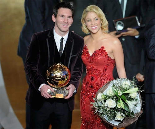 Shakira chúc mừng Messi đoạt 'Quả bóng vàng'. Shakira chúc mừng Messi đoạt 'Quả bóng vàng'.