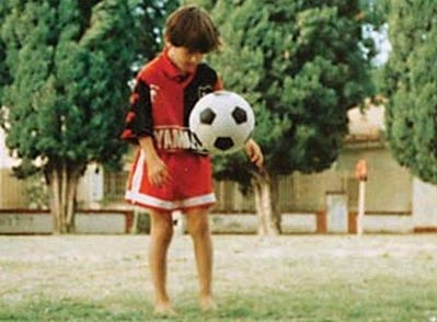 Messi sớm bộc lộ tài năng khi còn bé xíu. Ảnh: ĐH. Messi sớm bộc lộ tài năng khi còn bé xíu. Ảnh: ĐH.