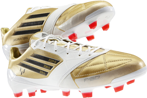 Đôi giày của Adidas thiết kế có hai màu cơ bản là trắng và vàng. Đôi giày của Adidas thiết kế có hai màu cơ bản là trắng và vàng.