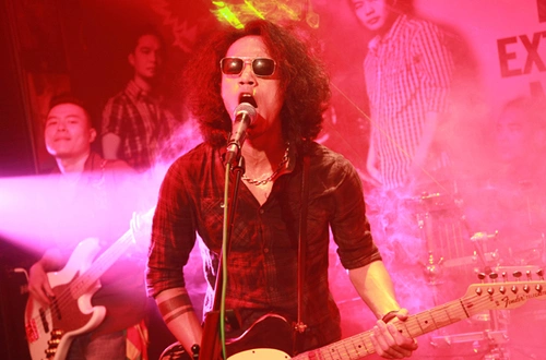 Phạm Anh Khoa biểu diễn máu lửa trong buổi ra mắt album 'Pa Phạm Anh Khoa biểu diễn máu lửa trong buổi ra mắt album 'Pa