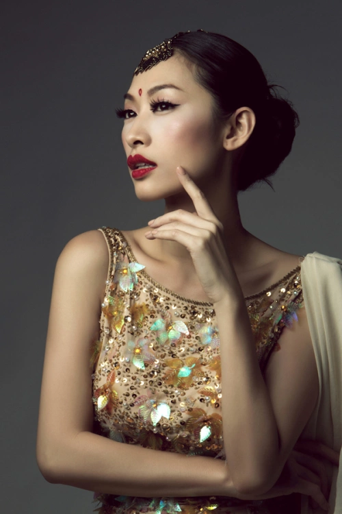 Chuyên gia trang điểm Voque đã phù phép người đẹp thành nữ thần quyền lực và kiêu kỳ. Chuyên gia trang điểm Voque đã phù phép người đẹp thành nữ thần quyền lực và kiêu kỳ.