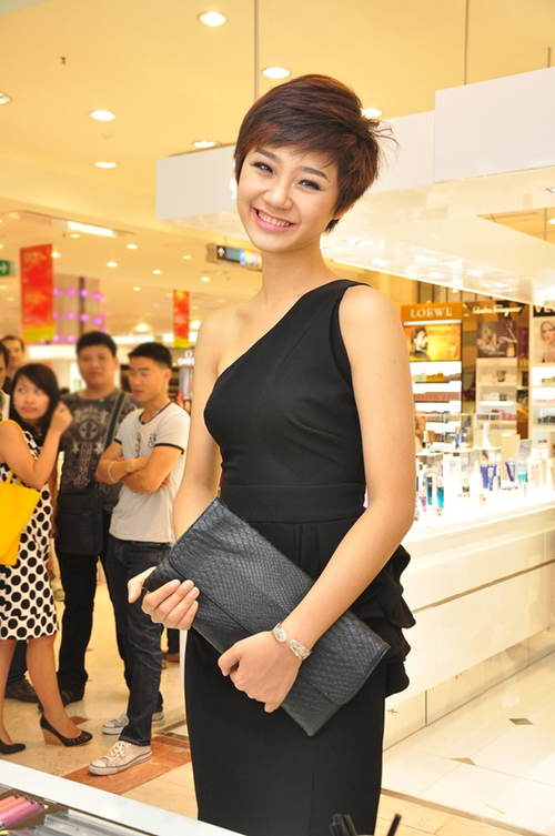 Diện váy ngắn đen, chéo vai trẻ trung, Á quân Vietnam's Next Top Model lập tức thu hút nhiều sự quan tâm từ khán giả khi trở thành khách mời trong buổi khai trương một sản phẩm làm đẹp đến từ Nhật Bản. Diện váy ngắn đen, chéo vai trẻ trung, Á quân Vietnam's Next Top Model lập tức thu hút nhiều sự quan tâm từ khán giả khi trở thành khách mời trong buổi khai trương một sản phẩm làm đẹp đến từ Nhật Bản.