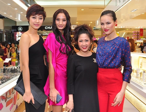 Á quân Tuyết Lan của mùa thi Next Top Model 2010 cũng góp mặt tại sự kiện. Cô khoe dáng bên cạnh hai mẫu "đàn em" và stylist, chuyên gia trang điểm Hạ My (thứ hai từ phải sang). Á quân Tuyết Lan của mùa thi Next Top Model 2010 cũng góp mặt tại sự kiện. Cô khoe dáng bên cạnh hai mẫu "đàn em" và stylist, chuyên gia trang điểm Hạ My (thứ hai từ phải sang).