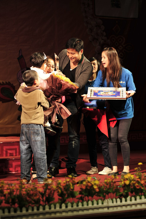 Anh trao giải cho một cô bé đoạt giải trong đêm Gala. Anh trao giải cho một cô bé đoạt giải trong đêm Gala.