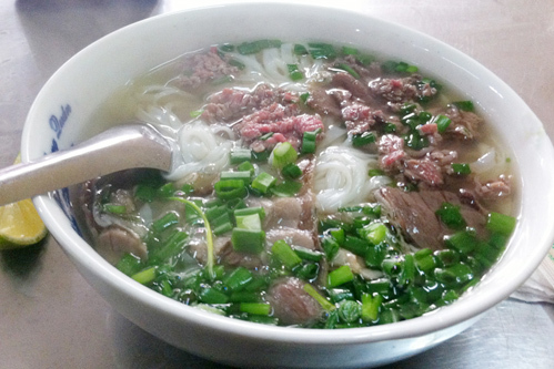 Bát phở tái ở Triệu Việt Vương.