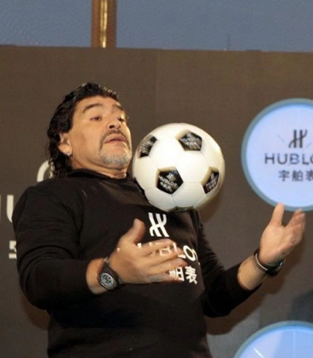 Ngay sau khi ca phẫu thuật thành công, Maradona lập tức lên máy bay sang Thượng Hải. Ngay sau khi ca phẫu thuật thành công, Maradona lập tức lên máy bay sang Thượng Hải.