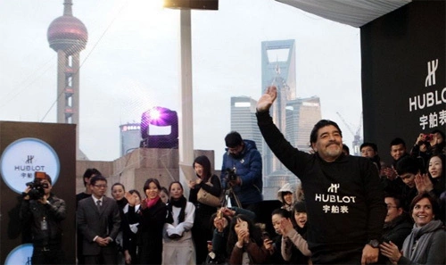Hôm qua, Maradona có mặt ở Thượng Hải, Trung Quốc để tham dự một buổi từ thiện do hãng đồng hồ Hôm qua, Maradona có mặt ở Thượng Hải, Trung Quốc để tham dự một buổi từ thiện do hãng đồng hồ