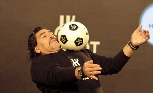 Pha giữ bóng bằng vai và cằm của Maradona. Pha giữ bóng bằng vai và cằm của Maradona.