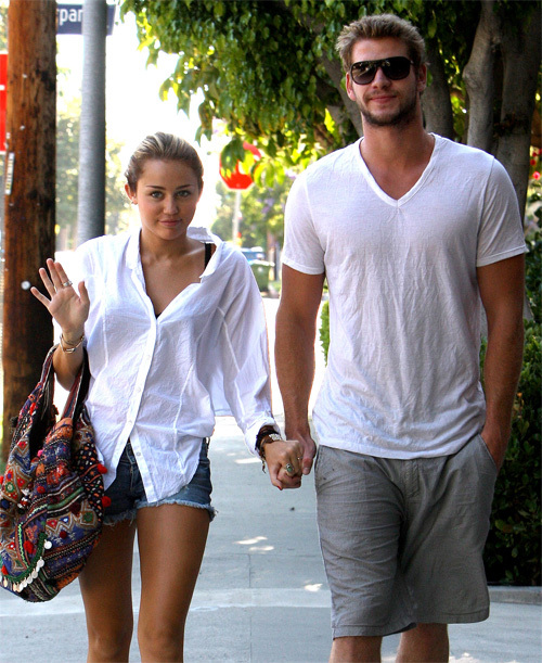 Miley Cyrus hẹn hò Liam Hemsworth từ khi cô 17 tuổi. Miley Cyrus hẹn hò Liam Hemsworth từ khi cô 17 tuổi.