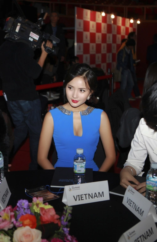 Váy xẻ sâu và ôm sát vòng một giúp Phan Như Thảo gợi cảm và cuốn hút các ánh nhìn. Váy xẻ sâu và ôm sát vòng một giúp Phan Như Thảo gợi cảm và cuốn hút các ánh nhìn.