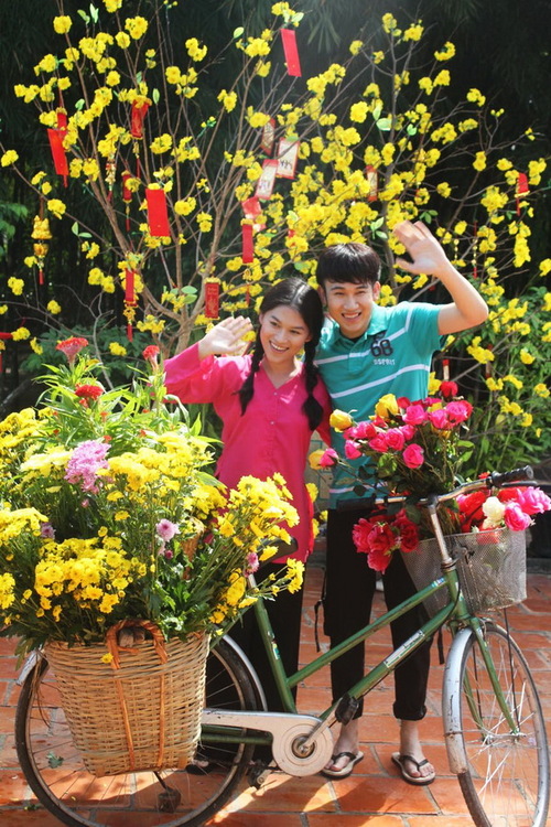 Đây cũng là MV tặng kèm duy nhất trong album nhạc xuân này. Các ca sĩ còn lại như Mr Đàm, Hồng Ngọc, Hoài Lâm& lần lượt thể hiện những ca khúc nổi tiếng về mùa xuân như: Điệp khúc mùa xuân, Xuân và tuổi trẻ, Em đã thấy mùa xuân chưa& Đây cũng là MV tặng kèm duy nhất trong album nhạc xuân này. Các ca sĩ còn lại như Mr Đàm, Hồng Ngọc, Hoài Lâm& lần lượt thể hiện những ca khúc nổi tiếng về mùa xuân như: Điệp khúc mùa xuân, Xuân và tuổi trẻ, Em đã thấy mùa xuân chưa&
