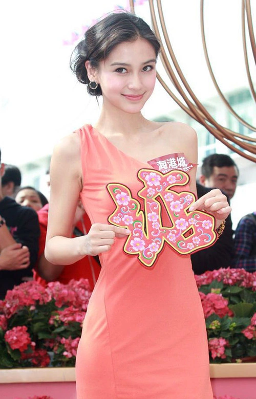 Cùng với các khán giả của chương trình, Angelababy đã tham gia nhiều trò chơi và nhận các món quà thú vị. Cô nàng vui vẻ chia sẻ với báo giới: "Năm mới sẽ tạm gác công việc lại để đi du lịch với gia đình, nhưng điểm đến vẫn chưa được cả nhà quyết định". Cùng với các khán giả của chương trình, Angelababy đã tham gia nhiều trò chơi và nhận các món quà thú vị. Cô nàng vui vẻ chia sẻ với báo giới: "Năm mới sẽ tạm gác công việc lại để đi du lịch với gia đình, nhưng điểm đến vẫn chưa được cả nhà quyết định".