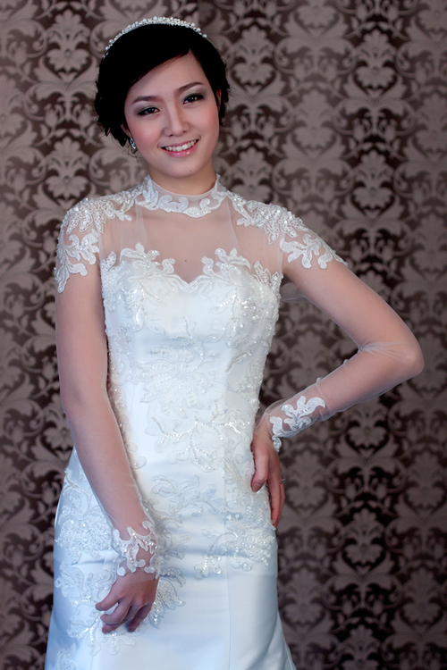 Váy có phần ngực cắt cúp gợi cảm và ôm gọn cơ thể. Váy có phần ngực cắt cúp gợi cảm và ôm gọn cơ thể.