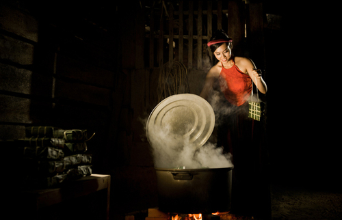 Còn được bao nhiêu người trong chúng ta có thể giữ được truyền thống nấu bánh vào dịp Tết rất đẹp đang dần mất đi ấy? Còn bao nhiêu đứa trẻ có được cảm giác lâng lâng khi vớt chiếc bánh bé xíu đầu tiên làm thuộc về riêng mình? Còn được bao nhiêu người trong chúng ta có thể giữ được truyền thống nấu bánh vào dịp Tết rất đẹp đang dần mất đi ấy? Còn bao nhiêu đứa trẻ có được cảm giác lâng lâng khi vớt chiếc bánh bé xíu đầu tiên làm thuộc về riêng mình?