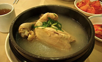 Canh gà nấu với gạo, gừng, tỏi... Canh gà nấu với gạo, gừng, tỏi...