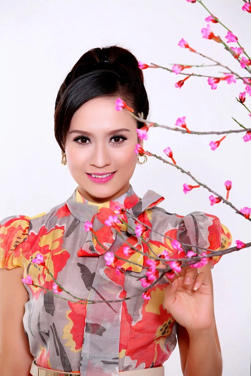 Hôm nay, hai vợ chồng sẽ đưa con trai về thăm và chúc Tết ông bà nội, ngoại hai bên. Hôm nay, hai vợ chồng sẽ đưa con trai về thăm và chúc Tết ông bà nội, ngoại hai bên.