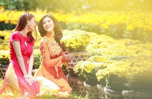 Công Nương và Kim Dung khoe sắc bên những đóa hoa xuân. Công Nương và Kim Dung khoe sắc bên những đóa hoa xuân.