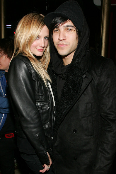 Ashlee Simpson làm lễ cưới khi 23 tuổi. Cô kết hôn với ca sĩ Pete Wentz năm 2008. Tuy nhiên cặp đôi ly dị vào tháng 2/2011. Ashlee Simpson làm lễ cưới khi 23 tuổi. Cô kết hôn với ca sĩ Pete Wentz năm 2008. Tuy nhiên cặp đôi ly dị vào tháng 2/2011.