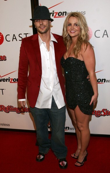 Britney Spears hai lần kết hôn trước 25 tuổi. Cuộc hôn nhân đầu tiên vào năm 2004 với người bạn Jason Alexander diễn ra ngắn ngủi vài giờ. Cuối năm đó, cô tái hôn với vũ công Kevin Felerline. Công chúa nhạc pop ly hôn lần hai vào năm 24 tuổi, khi đã có 2 con trai. Năm nay, khi bước sang tuổi 30, Brit sẽ lên xe hoa lần thứ 3 với trợ lý cũ Jason Trawick. Britney Spears hai lần kết hôn trước 25 tuổi. Cuộc hôn nhân đầu tiên vào năm 2004 với người bạn Jason Alexander diễn ra ngắn ngủi vài giờ. Cuối năm đó, cô tái hôn với vũ công Kevin Felerline. Công chúa nhạc pop ly hôn lần hai vào năm 24 tuổi, khi đã có 2 con trai. Năm nay, khi bước sang tuổi 30, Brit sẽ lên xe hoa lần thứ 3 với trợ lý cũ Jason Trawick.