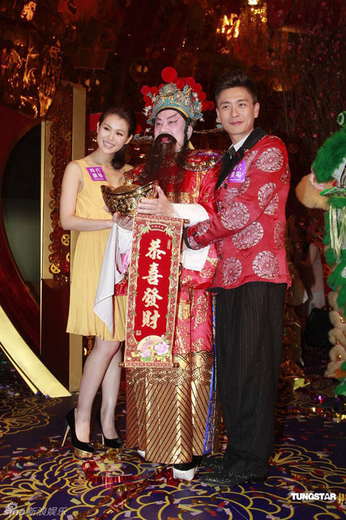Đôi uyên ương cùng thần Tài mừng Xuân. Hồ Hạnh Nhi từng tiết lộ trong cuộc phỏng vấn cách đây ít lâu rằng lần đầu tiên gặp Tông Trạch, cô đã nghĩ anh chàng không bao giờ là tuýp đàn ông cô chọn: "Anh ấy đi bar thường xuyên, Đôi uyên ương cùng thần Tài mừng Xuân. Hồ Hạnh Nhi từng tiết lộ trong cuộc phỏng vấn cách đây ít lâu rằng lần đầu tiên gặp Tông Trạch, cô đã nghĩ anh chàng không bao giờ là tuýp đàn ông cô chọn: "Anh ấy đi bar thường xuyên,