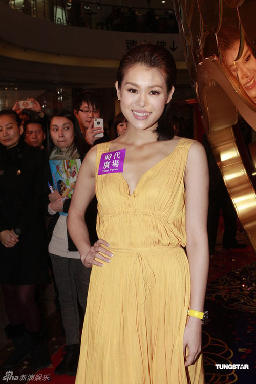 Nữ diễn viên TVB tiết lộ, cô từng không muốn nghĩ đến hôn nhân, bởi bố mẹ chia tay từ khi cô còn rất nhỏ. Tuy vậy, tình yêu ngọt ngào mà Tông Trạch trao tặng đã khiến trái tim cô ấm lại. Nữ diễn viên TVB tiết lộ, cô từng không muốn nghĩ đến hôn nhân, bởi bố mẹ chia tay từ khi cô còn rất nhỏ. Tuy vậy, tình yêu ngọt ngào mà Tông Trạch trao tặng đã khiến trái tim cô ấm lại.
