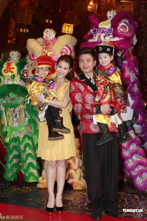 Cặp đôi chụp ảnh cùng hai em bé dễ thương tham gia chương trình. Cặp đôi chụp ảnh cùng hai em bé dễ thương tham gia chương trình.