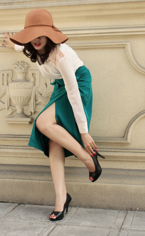 Không ít chàng trai sẽ phải luống cuống và bị chinh phục bởi những cô gái ăn mặc đẹp và quyến rũ thế này. Không ít chàng trai sẽ phải luống cuống và bị chinh phục bởi những cô gái ăn mặc đẹp và quyến rũ thế này.