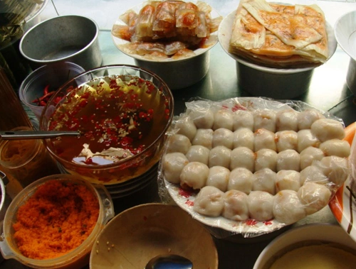 Quán bán đủ các loại bánh nổi tiếng của Huế như bánh bột lọc, bánh nậm, bánh ít trần...