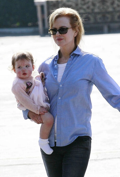 Bé Faith chào đời vào tháng 12/2010. Nicole Kidman đã nhờ người mang thai hộ vì nữ diễn viên 43 tuổi gặp khó khăn trong chuyện chửa đẻ. Bé Faith chào đời vào tháng 12/2010. Nicole Kidman đã nhờ người mang thai hộ vì nữ diễn viên 43 tuổi gặp khó khăn trong chuyện chửa đẻ.