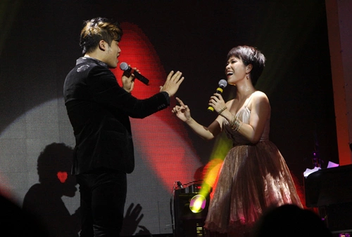 Nữ ca sĩ còn có dịp tái ngộ và song ca với Ngọc Minh (top 3 Vietnam Idol mùa đầu tiên) ca khúc Yêu thương mong manh. Nữ ca sĩ còn có dịp tái ngộ và song ca với Ngọc Minh (top 3 Vietnam Idol mùa đầu tiên) ca khúc Yêu thương mong manh.