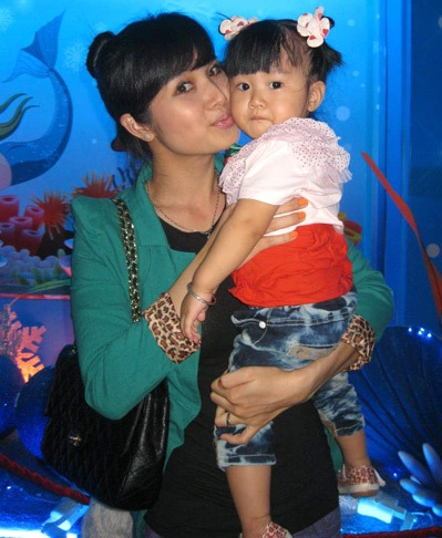 Thảo Trang thường cho bé Cheryl đi thăm thú nhiều nơi. Thảo Trang thường cho bé Cheryl đi thăm thú nhiều nơi.