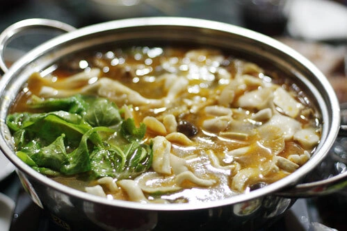 Nồi lẩu đầy ắp các loại rau, thực phẩm ngon.