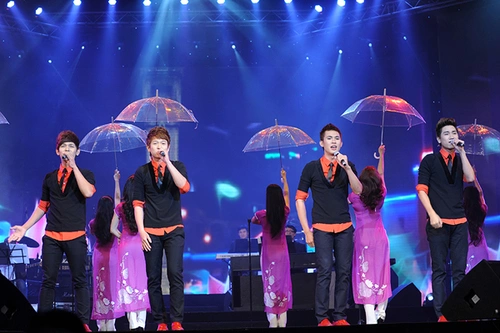 Lần đầu tiên, nhóm V.Music biểu diễn với thành viên mới Hồ Đức Lợi (thứ 2 từ phải sang). Anh thay thế cho Lê Thiên Bảo Lần đầu tiên, nhóm V.Music biểu diễn với thành viên mới Hồ Đức Lợi (thứ 2 từ phải sang). Anh thay thế cho Lê Thiên Bảo