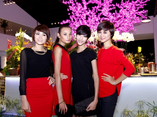 Các cô gái diện trang phục trẻ trung với hai gam màu đen - đỏ. Các cô gái diện trang phục trẻ trung với hai gam màu đen - đỏ.