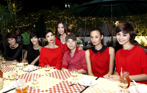 Các người đẹp còn hội ngộ giám khảo Xuân Lan và chuyên gia trang điểm Hạ My (thứ tư từ trái sang) trong buổi tiệc này. Các người đẹp còn hội ngộ giám khảo Xuân Lan và chuyên gia trang điểm Hạ My (thứ tư từ trái sang) trong buổi tiệc này.