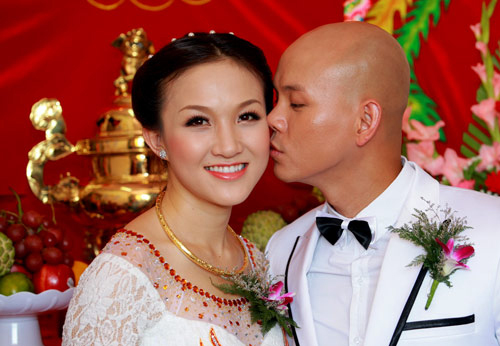 Gã đầu trọc Phan Đinh Tùng công bố việc kết hôn ngay trong buổi phát hành album song ca mới. Gã đầu trọc Phan Đinh Tùng công bố việc kết hôn ngay trong buổi phát hành album song ca mới.