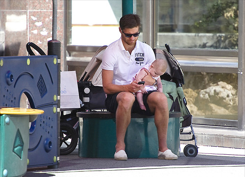 Xabi Alonso một tay bế cô con gái Anne, một tay nhắn tin. Xabi Alonso một tay bế cô con gái Anne, một tay nhắn tin.