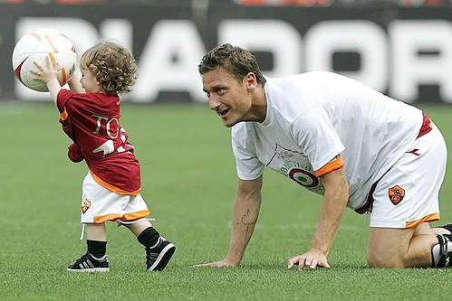 'Hoàng tử' Totti bò theo cậu con trai nhỏ Cristian. 'Hoàng tử' Totti bò theo cậu con trai nhỏ Cristian.
