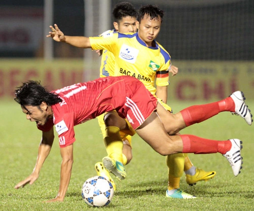 Bình Dương tiếp SLNA là trận cầu đinh của vòng 5 Super League. Các pha bóng quyết liệt liên tục diễn ra. Bình Dương tiếp SLNA là trận cầu đinh của vòng 5 Super League. Các pha bóng quyết liệt liên tục diễn ra.