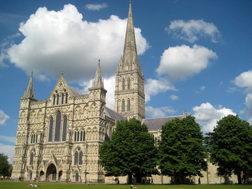 Thánh đường Salisbury với chóp tháp cao nhất các thánh đường nước Anh. Xứ sở sương mù là một trong những điểm dừng chân của tác giả.